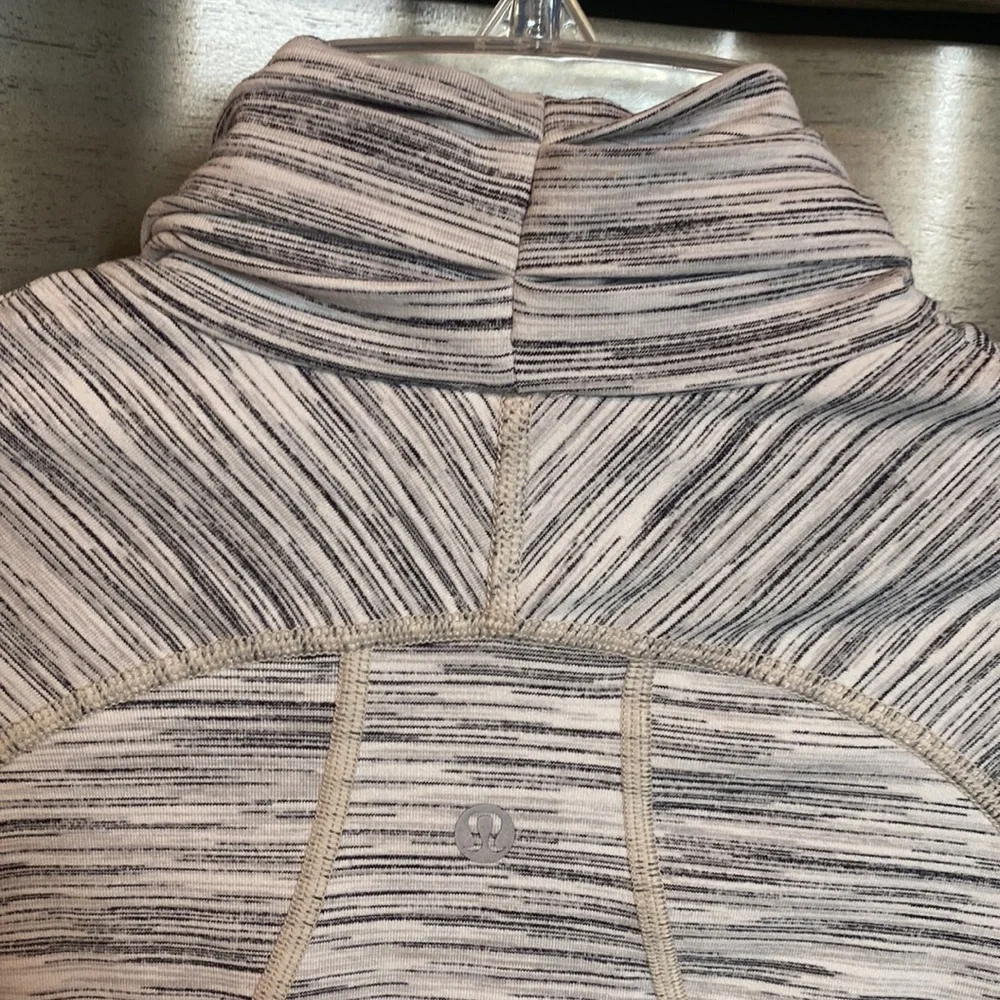 Lululemon jacket size 6 - Picture 6 of 10